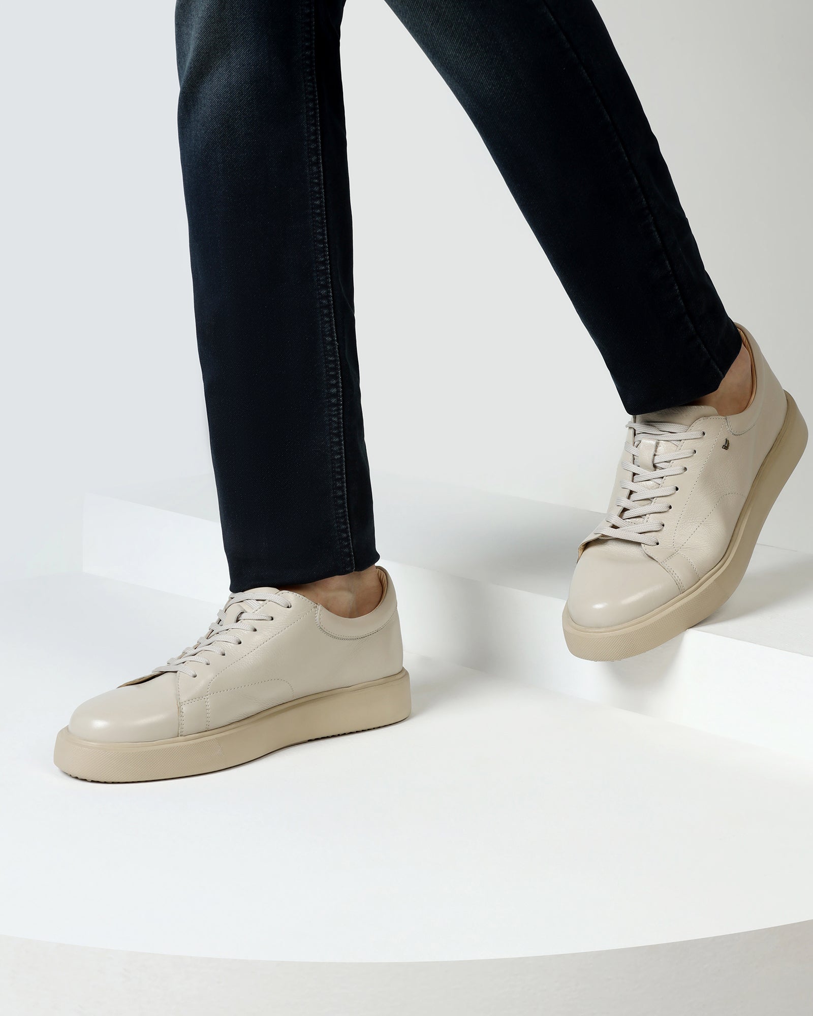 Leather Acru Solid Sneakers - Vosil