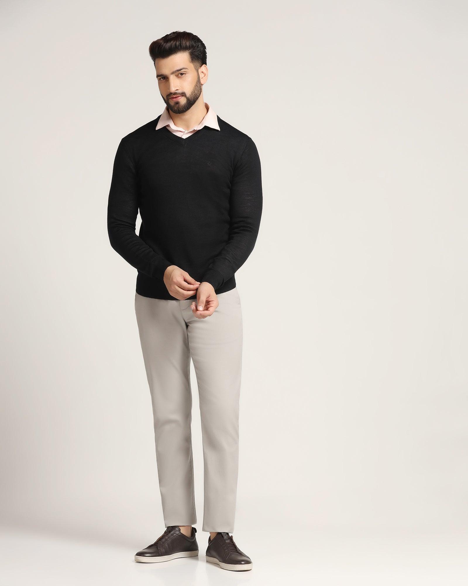 V-Neck Black Solid Sweater - Rosin