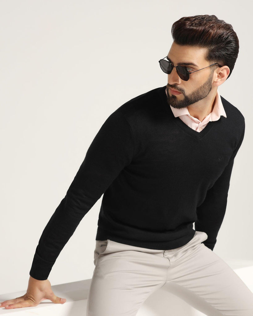 V-Neck Black Solid Sweater - Rosin