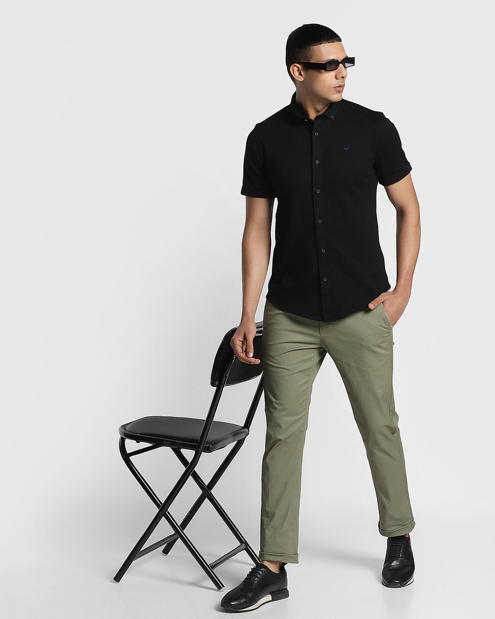 What Color Shirts Go Well With Black Pants (Fashion 2023)
